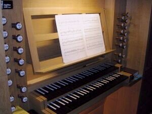 Spieltisch der Orgel