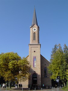 Frontalansicht mit Turm der Johanneskiche Königsbrunn an Erntedank 2011