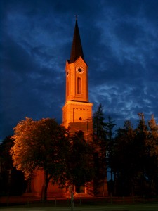 Turm der Johanneskirche Königsbrunn mit nchtlicher Beleuchtung